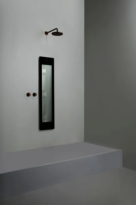 Sunshower Round line Medium One Black nur IR (H140 x B33 x T12 cm)
