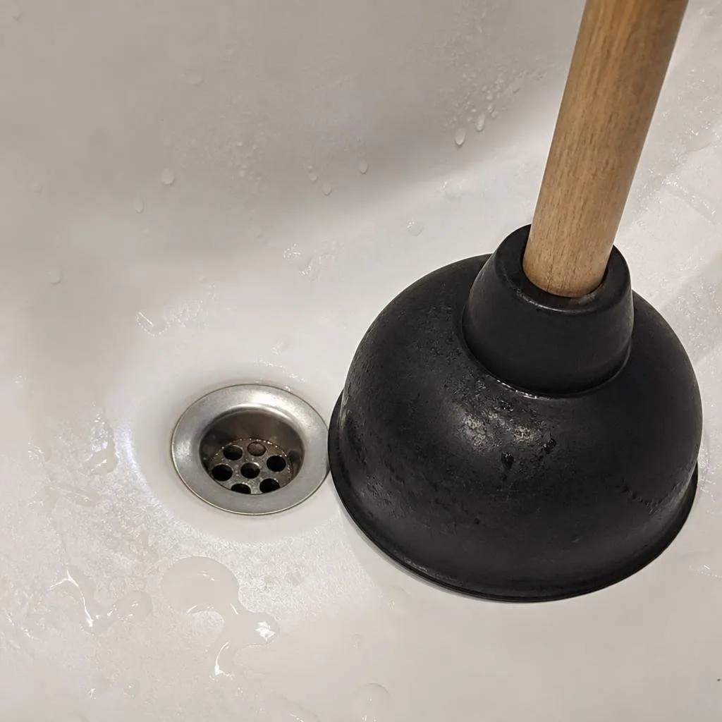 Gummisauger auf einem Waschbeckenabfluss