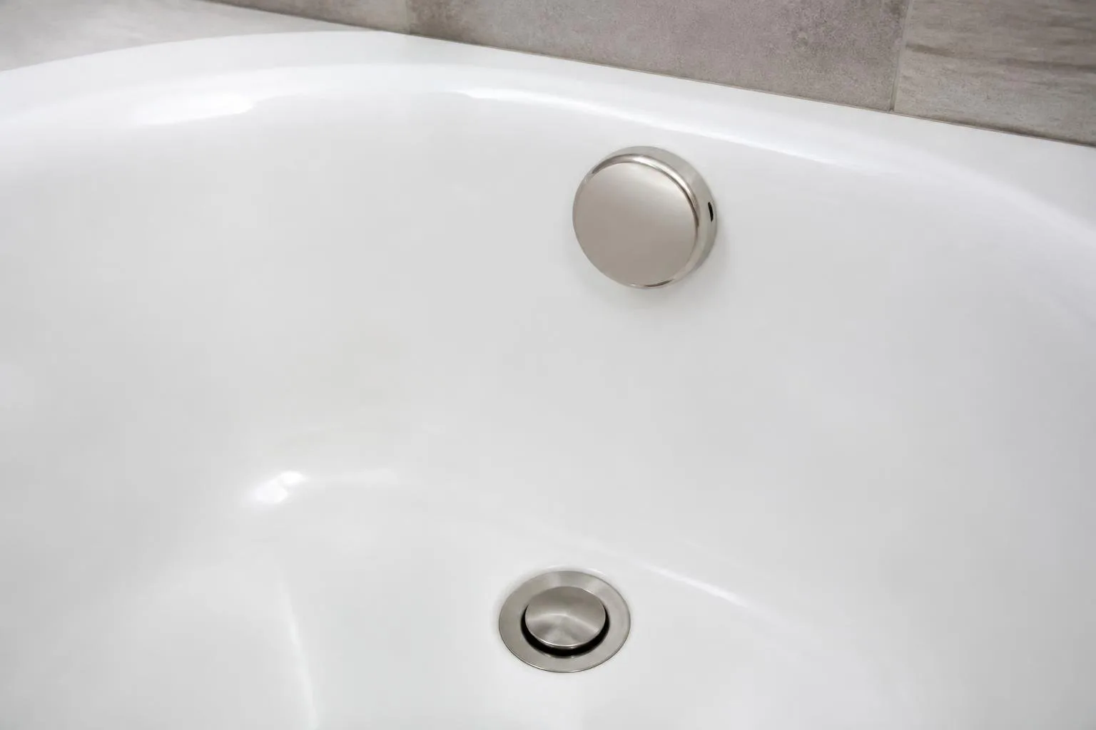 Ab- und Überlaufgarnitur an einer weißen Badewanne