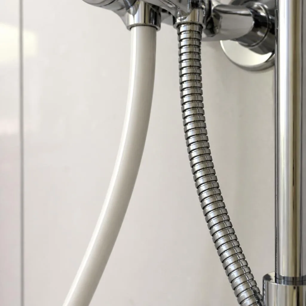 Detailansicht von Kunststoff- und Metall-Brauseschlauch