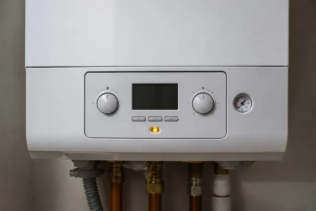 Bedienfeld einer wandhängenden Gas-Brennwerttherme mit Störungsanzeige