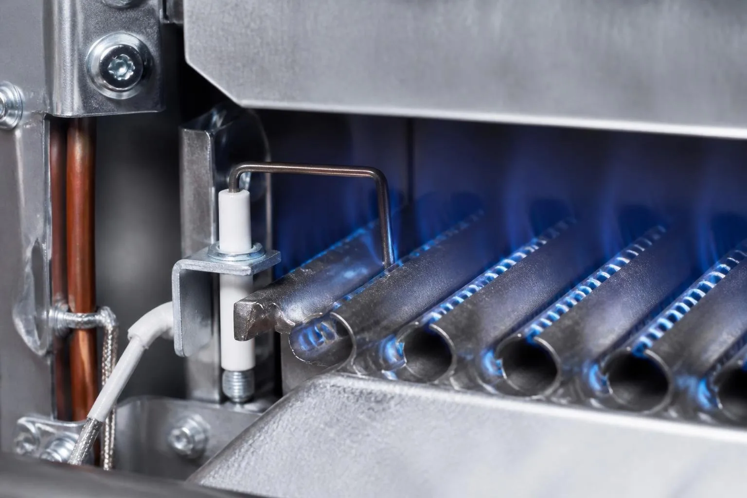 Zündelektrode und Brenner in einem Gas-Brennwertgerät