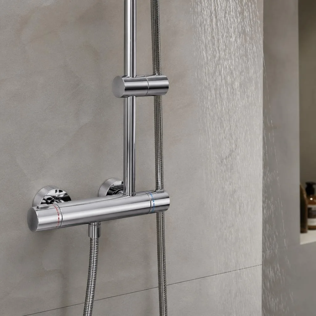 Thermostatarmatur mit Temperatur- und Durchflussbedienung an einer Dusche