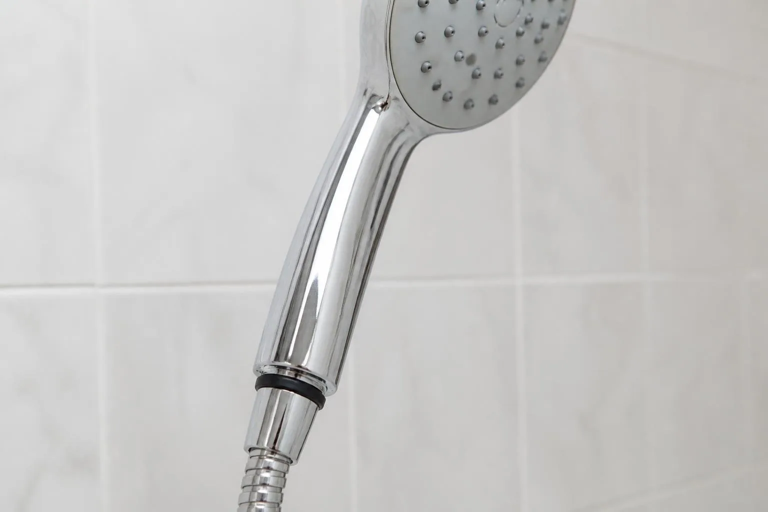 Handbrause mit Brauseschlauch und sichtbarem Dichtungsring am Anschluss