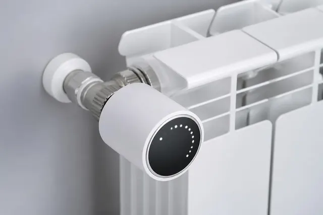 Heizkörperthermostat am Heizkörperventil mit sichtbarer Befestigung