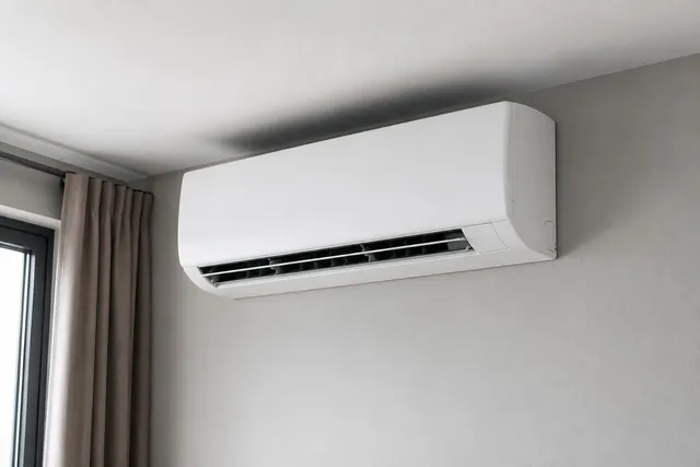 Wandmontiertes Raumklimagerät in einem schlichten Innenraum