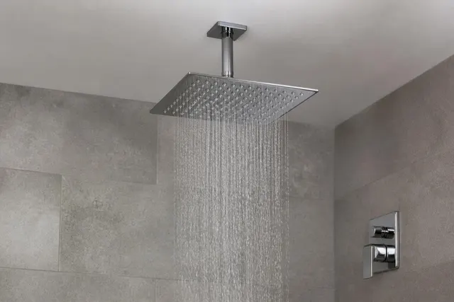 Kopfbrause mit zwei Strahlarten in einer gefliesten Dusche