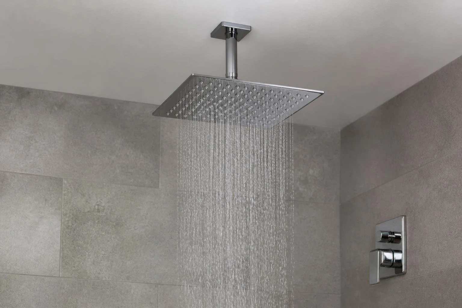 Kopfbrause mit zwei Strahlarten in einer gefliesten Dusche