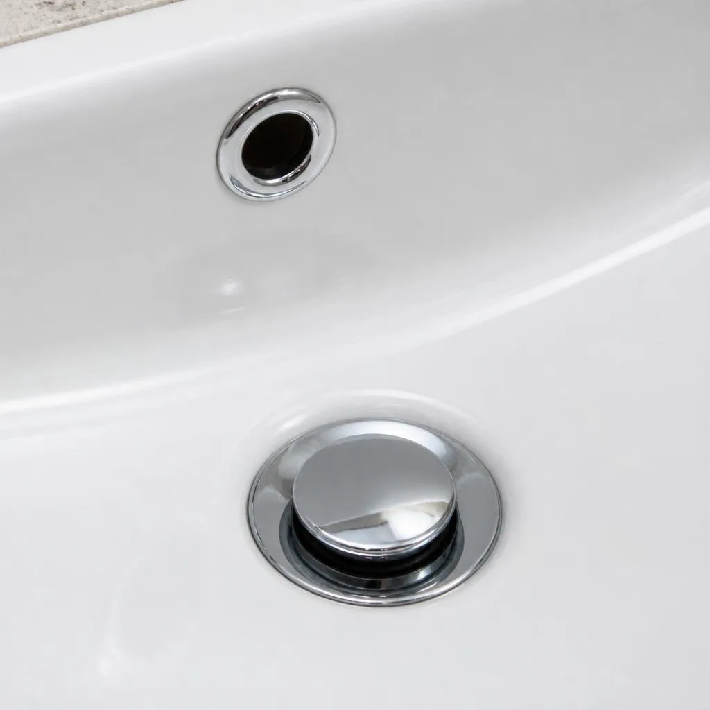 Detail von Ablaufstopfen und Überlauföffnung am Waschtisch