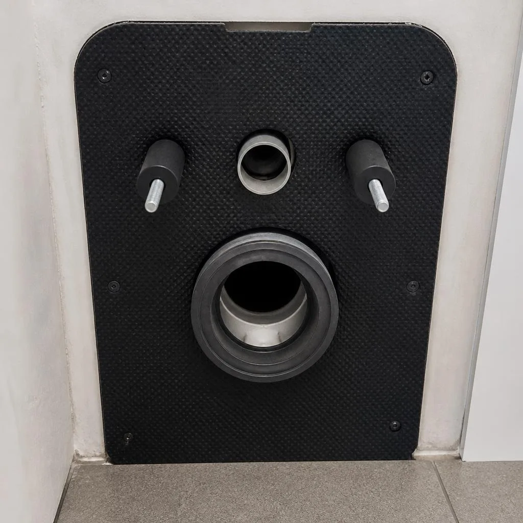 Schallschutzmatte und Gummihülsen am Wand-WC