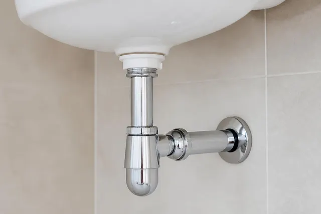 Siphon und Ablaufverbindung unter einem Waschbecken