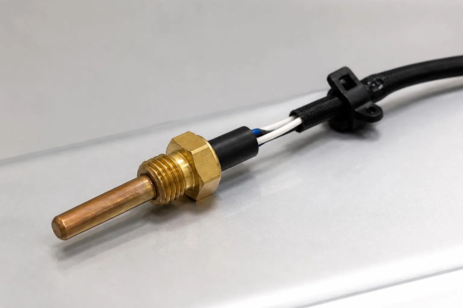 Speichertemperatursensor mit Kabelverbindung an einem Heizgerät