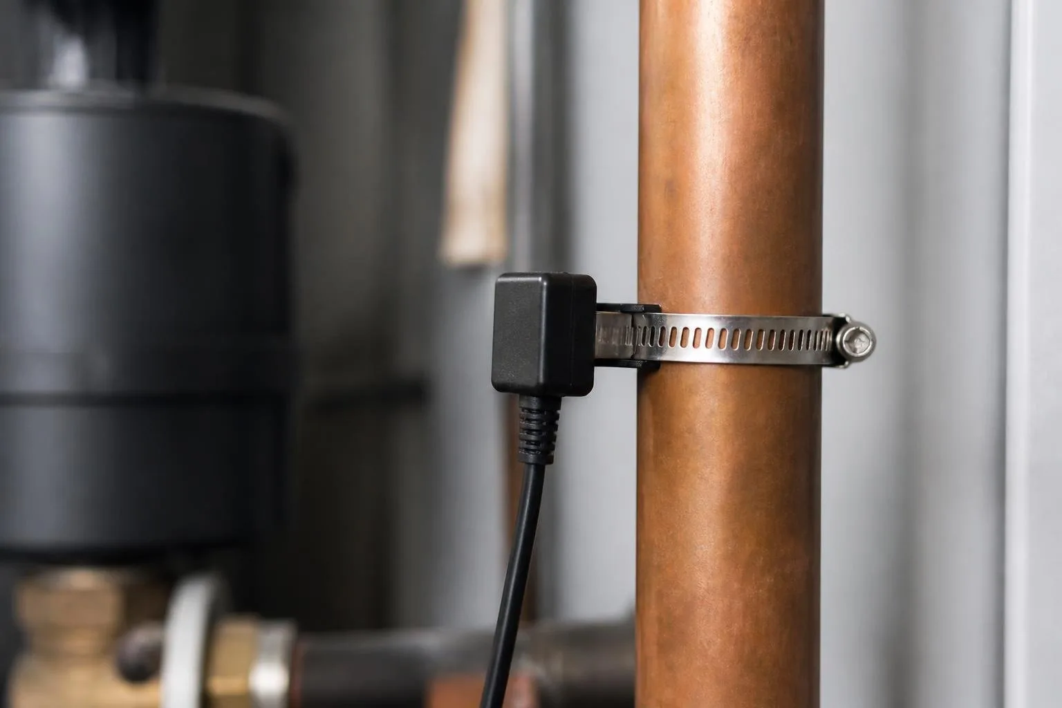 Vorlauftemperaturfühler an einem Heizungsrohr