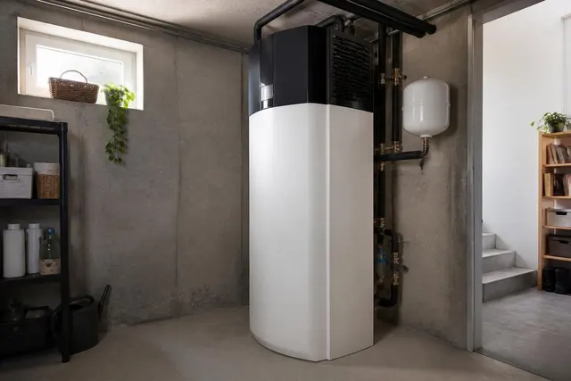 Warmwasser-Wärmepumpe mit integriertem Speicher in einem Hauswirtschaftsraum