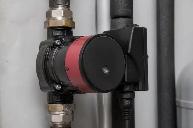 Umwälzpumpe mit Motorgehäuse und Bedienmodul in einer Heizungsinstallation